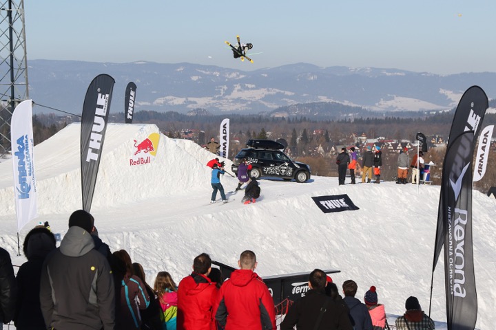 Kibice przy ściance sponsorskiej Polish Freeskiing Open